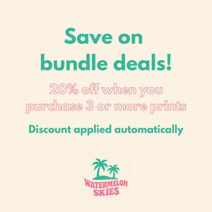 Op de afbeelding: Een promotionele afbeelding met de tekst "Save on bundle deals!" in teal. Er staat ook "20% korting bij aankoop van 3 of meer prints" in roze. Het Watermelon Skies-logo, met palmbomen, staat onderaan.