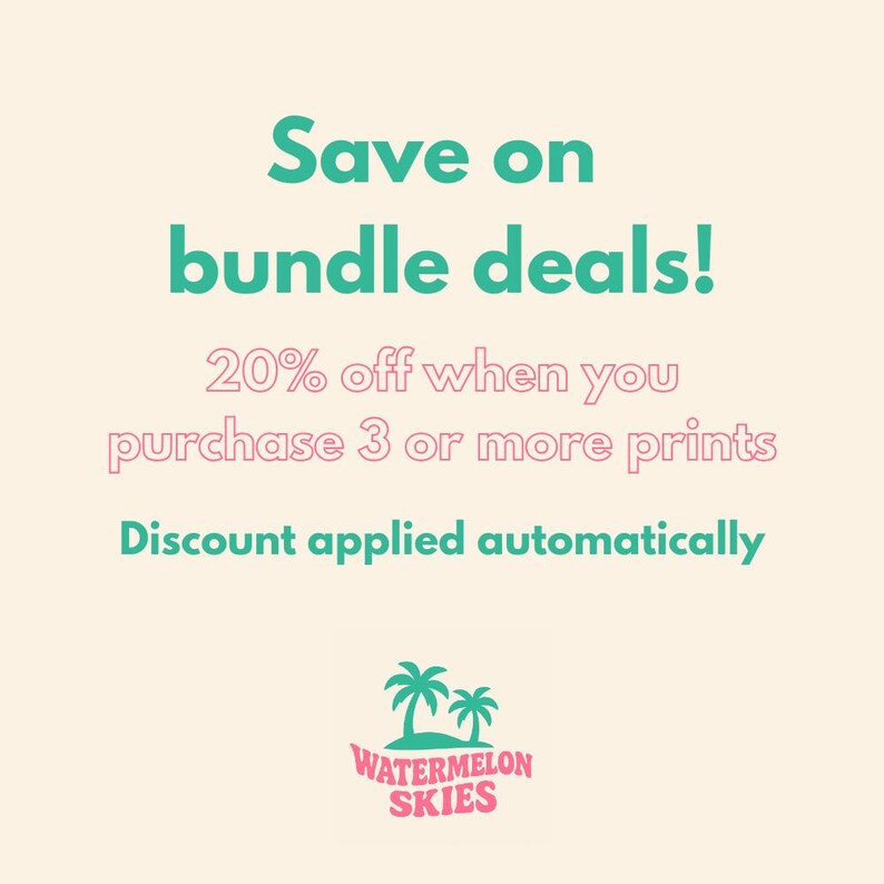 Op de afbeelding: Een promotionele afbeelding met de tekst "Save on bundle deals!" in teal. Er staat ook "20% korting bij aankoop van 3 of meer prints" in roze. Het Watermelon Skies-logo, met palmbomen, staat onderaan.