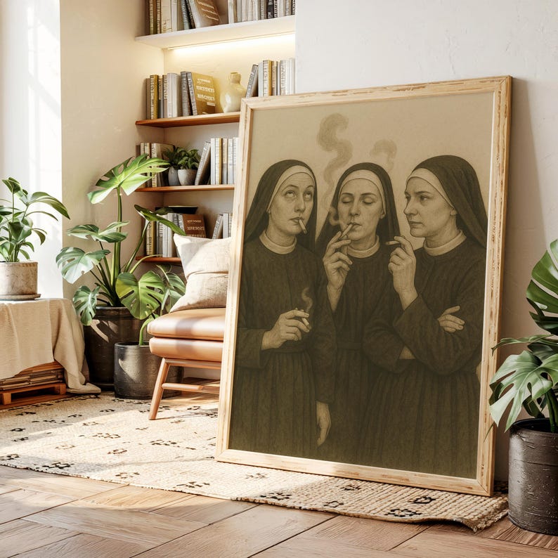 Puede incluir: Una impresi&oacute;n en tonos sepia enmarcada representa a tres monjas fumando cigarrillos. Las monjas visten h&aacute;bitos marrones oscuros y tocas blancas. El humo se eleva de los cigarrillos. La obra de arte se exhibe en una habitaci&oacute;n con marco de madera, plantas y una estanter&iacute;a.