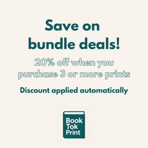 Może przedstawiać: Obraz z tekstem "Save on bundle deals!" i "20% off when you purchase 3 or more prints." Na dole znajduje się logo "Book Tok Print". Tło jest w kolorze jasnobeżowym.
