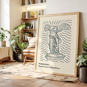 Puede incluir: Un póster enmarcado con un dibujo lineal de la Victoria de Samotracia. La obra de arte es de color verde azulado oscuro sobre un fondo crema, con el texto "Pythokritos Winged Victory of Samothrace" en la parte inferior. El marco es de madera clara.
