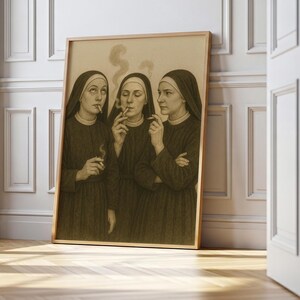Puede incluir: Una impresi&oacute;n enmarcada que presenta a tres monjas fumando cigarrillos. La obra de arte est&aacute; en tonos sepia, con las monjas vestidas con h&aacute;bitos tradicionales y cintas blancas para la cabeza. El humo se eleva de los cigarrillos, a&ntilde;adiendo un toque de irreverencia. El marco es de color madera clara.