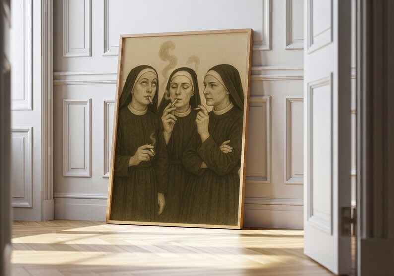 Puede incluir: Una impresi&oacute;n enmarcada que presenta a tres monjas fumando cigarrillos. La obra de arte est&aacute; en tonos sepia, con las monjas vestidas con h&aacute;bitos tradicionales y cintas blancas para la cabeza. El humo se eleva de los cigarrillos, a&ntilde;adiendo un toque de irreverencia. El marco es de color madera clara.