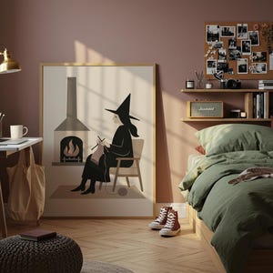 Op de afbeelding: Een slaapkamerinterieur met een ingelijste print van een breiende heks. De kamer heeft een bureau met een laptop, een bed met groen beddengoed en een prikbord met foto's. Rode sneakers staan op de houten vloer.