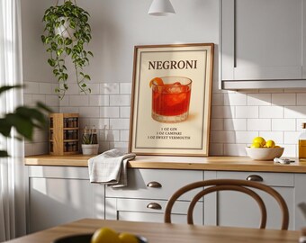 Peut inclure: Une affiche encadrée présentant une recette de cocktail Negroni. L'affiche montre un verre de cocktail rouge avec une garniture d'écorce d'orange. La recette indique 30 ml de gin, 30 ml de Campari et 30 ml de vermouth doux. L'affiche est dans une cuisine.