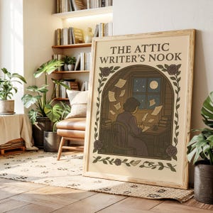 Puede incluir: Una impresión enmarcada titulada "The Attic Writer's Nook" representa a una persona escribiendo en un escritorio en un ático iluminado por la luna. La ilustración presenta una estética vintage con un borde floral y una paleta de colores cálidos.