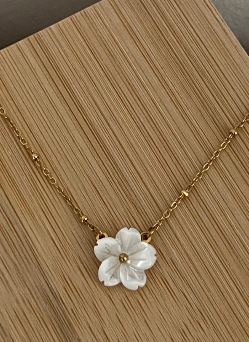 Collier FIJI Collier fleur de tiaré fleur nacre acier inoxydable doré chirurgical hypoallergénique résistant à l'eau bijoux à offrir image 5