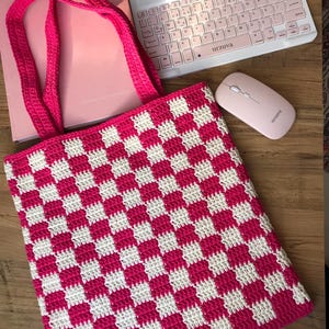 Sac hobo au crochet à carreaux, sac à bandoulière au crochet, sac en fil de coton tricoté, sac fourre-tout au crochet rose blanc, cadeau de Saint-Valentin pour elle