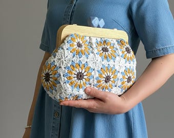 Bolso cuadrado de abuela de crochet hecho a mano • Marco de madera retro, bolso floral bohemio