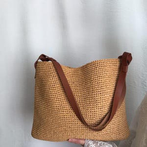 Sac bohème chic au crochet en raphia avec bandoulière en cuir véritable, sac d'été fait main, sac à main ample à bandoulière, sac en tricot, sac pour femme de tous les jours