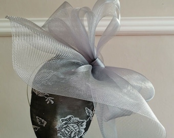 chapeau de mariage crin fascinateur gris sur bandeau (peut se changer en clips ou peigne)