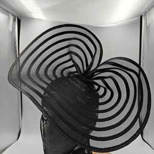 黒の大きな麦わらのクリノリンのファシネーター帽子、バーレスク、ウェディングハット、ヘッドバンド付き、アスコット、パーティー、レース、コスプレ、ダービー