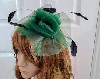 chapeau de mariage crin fascinateur vert sur bandeau (peut se changer en clips ou peigne)