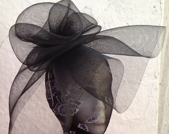 Schwarzer Crin Fascinator Hochzeit Hut auf Stirnband (kann in Clips oder Kamm wechseln)