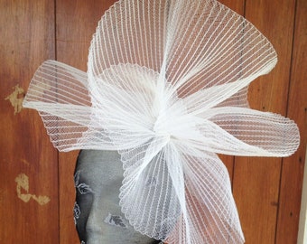 witte crin fascinator trouwhoed op hoofdband (kan veranderen in clips of kam)