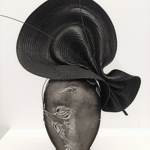 Chapeau bibi noir en paille, orné d'une épine de plume d'autruche, style burlesque, idéal pour un mariage, une soirée, une course hippique ou un cosplay.