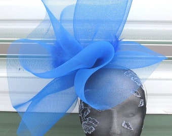 Chapeau de mariage bleu crin fascinateur sur bandeau (peut se changer en clips ou peigne)