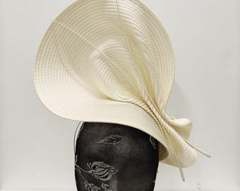 ivory off-white großer Stroh Straussen Feder Fascinator Hut Hut auf Haarreif Ascot Party Cosplay Hochzeit Hut Hut