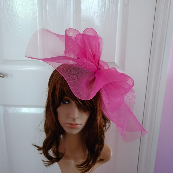 chapeau de mariage crin fascinateur rose foncé sur bandeau (peut se changer en clips ou peigne)