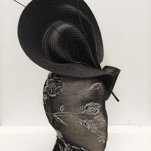 Rosa nero grande fascinator modisteria burlesque cappello da