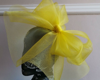 Gelber Crin Fascinator Hochzeitshut auf Stirnband (kann in Clips oder Kamm umgewandelt werden)