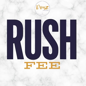 Może przedstawiać: Projekt graficzny z tekstem "Rush Fee" w pogrubionych, granatowych literach. Słowo "Rush" jest większe niż słowo "Fee". Słowo "Fee" jest w złotych literach z krojem pisma szeryfowym. Tło to biały wzór marmuru.