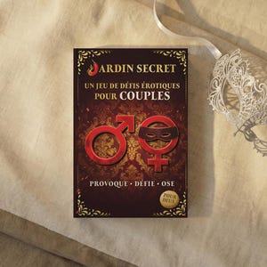 Peut inclure: Une boîte rectangulaire avec le texte "Jardin Secret" et "Un jeu de défis érotiques pour couples". La boîte présente des symboles de genre rouges et un masque de mascarade. Un masque en dentelle argentée avec des rubans est également présent.