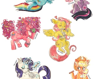 Può includere: Illustrazione di sei pony dei cartoni animati in vari colori, ognuno con accessori ed espressioni uniche. I pony sono raffigurati con fumo stilizzato e altri dettagli, con la firma dell'artista "YELLOART" visibile.
