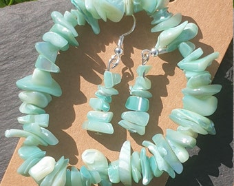 El juego de joyas de concha reciclado y hecho a mano incluye un pequeño brazalete y pendientes