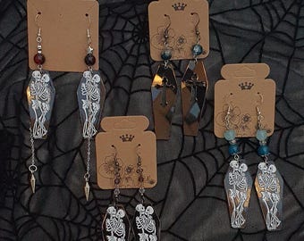 Mezcla de pendientes hechos a mano con temática de ataúd gótico