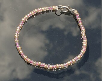 pequeña pulsera de cuentas hecha a mano, cuentas de color púrpura y oro, no impermeables.