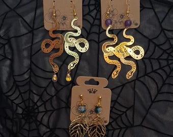 Mezcla hecha a mano de pendientes de serpiente con temática de oro OOAK