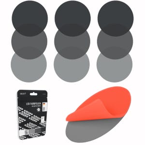 Puede incluir: Nueve filtros circulares grises dispuestos en tres columnas. Un paquete etiquetado como "LED FARBFOLIEN" es visible, junto con una pegatina roja y gris despegable. Los filtros parecen ser para iluminación o fotografía.