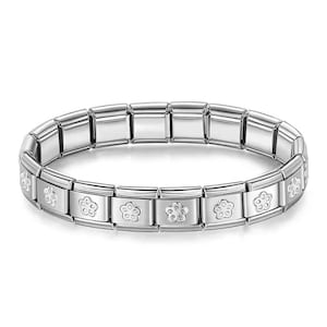 Könnte beinhalten: Ein silbernes Armband mit einem Kettenglieddesign und kleinen Blumenakzenten.