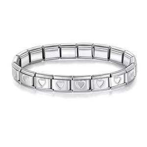 Könnte beinhalten: Ein silbernes Charm-Armband mit herzförmigen Charms. Das Armband ist aus Edelstahl und hat eine polierte Oberfläche.