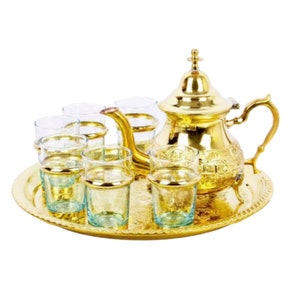 Le service à thé traditionnel marocain Gold comprend 6 tasses en verre, une théière et un plateau marocain. 9 pièces