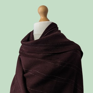 Sciarpa in lana bordeaux con lurex argento. Tessuta nello Yorkshire, Regno Unito. Pezzo unico.