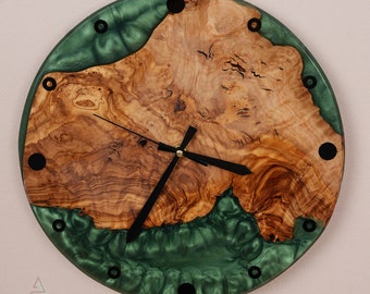 Horloge murale en bois et résine, bois d'olivier, horloge murale unique, horloge rustique, bois de résine époxy, décoration d'intérieur moderne, cadeau de pendaison de crémaillère