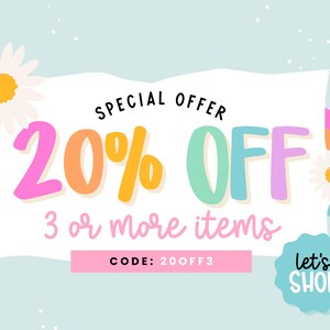 Może przedstawiać: Jasnoniebieska grafika z białym środkiem zawierającym tekst SPECIAL OFFER 20% OFF 3 or more items. Poniżej znajduje się r&oacute;żowy pasek z tekstem CODE: 20OFF3 oraz turkusowa odznaka z napisem let's SHOP. Projekt zawiera kolorowe tęcze i białe stokrotki.