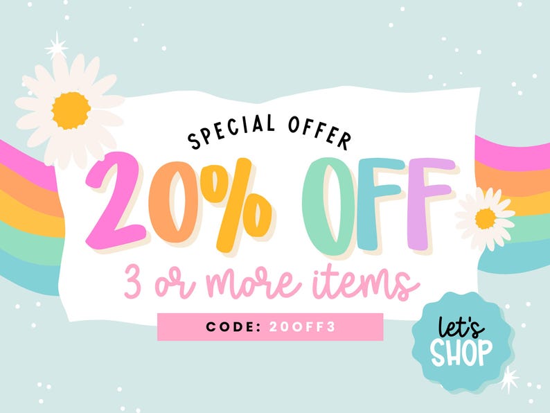 Może przedstawiać: Jasnoniebieska grafika z białym środkiem zawierającym tekst SPECIAL OFFER 20% OFF 3 or more items. Poniżej znajduje się r&oacute;żowy pasek z tekstem CODE: 20OFF3 oraz turkusowa odznaka z napisem let's SHOP. Projekt zawiera kolorowe tęcze i białe stokrotki.