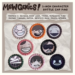 Può includere: Una collezione di nove spille con tappo di bottiglia di personaggi da 2,5 cm. Ogni spilla presenta un design unico di volto di cartone animato con diversi colori ed espressioni. Il testo "MEWGENICS!" è in alto, con un elenco di nomi di personaggi.