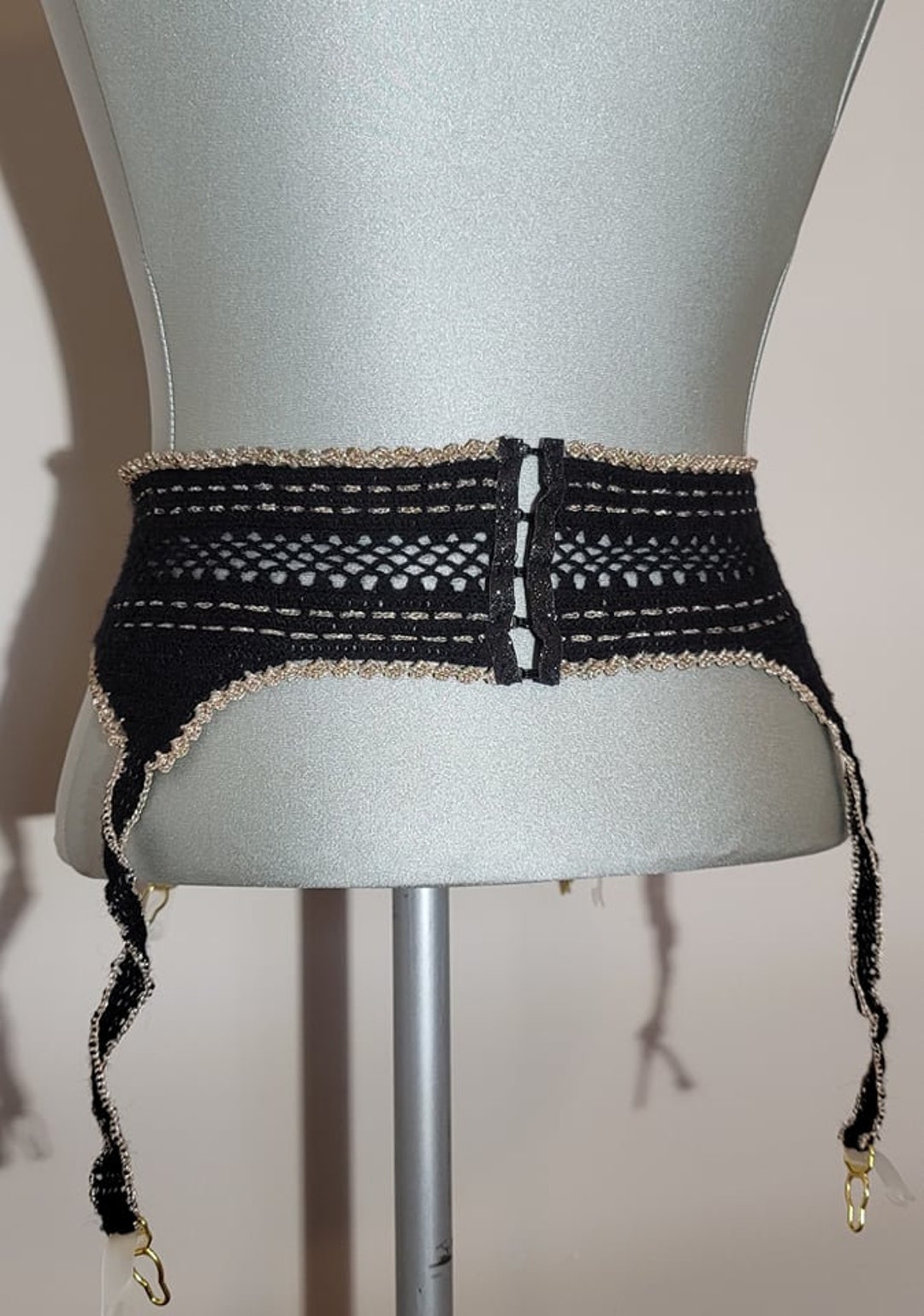 define garter belt 3 Ways to Select a Garter Belt main image 0