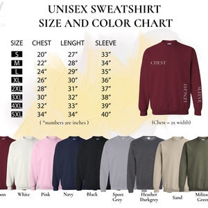 Op de afbeelding: Unisex sweatshirt maat- en kleurenkaart met metingen in inches. De kaart toont maten van S tot 5XL met bijbehorende borst-, lengte- en mouwlengtemetingen. De kaart bevat ook een visuele weergave van de sweatshirt in bordeauxrood, wit, roze, marineblauw, zwart, sportgrijs, donkergrijs, zand en legergroen.
