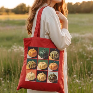 Pu&ograve; includere: Una borsa tote rossa con una griglia di nove diverse zucche in vari colori e motivi. Le zucche sono ambientate su sfondi colorati. La borsa &egrave; portata sulla spalla di una persona in un campo.