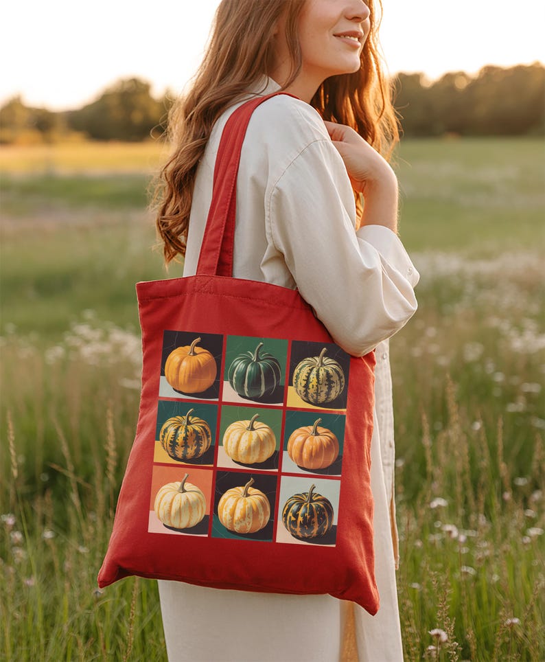 Pu&ograve; includere: Una borsa tote rossa con una griglia di nove diverse zucche in vari colori e motivi. Le zucche sono ambientate su sfondi colorati. La borsa &egrave; portata sulla spalla di una persona in un campo.