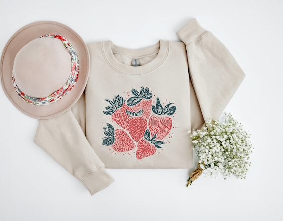 Strawberry Sweatshirt, Fruit Sweatshirt, Aesthetic Sweatshirt, Farmer Sweatshirt, Gift for Girlfriend, Gift for Daughter
