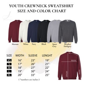 Op de afbeelding: Maattabel en kleurenkaart voor een jeugd crewneck sweatshirt met afmetingen in inches. De tabel toont de maat, breedte, mouwlengte en lengte van het sweatshirt in inches. De beschikbare kleuren zijn maroon, wit, marine, zwart, sport grijs en heather donkergrijs.