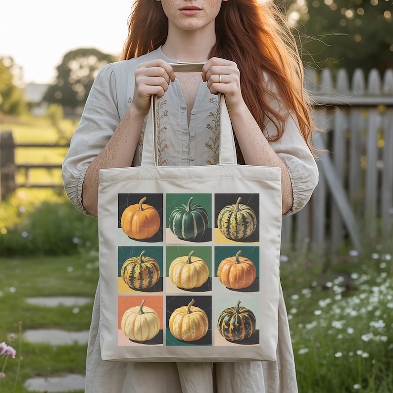 Pu&ograve; includere: Una borsa tote beige con una griglia di nove diverse zucche in vari colori e motivi. Le zucche sono poste su sfondi quadrati colorati. La borsa &egrave; tenuta da una persona con lunghi capelli rossi.