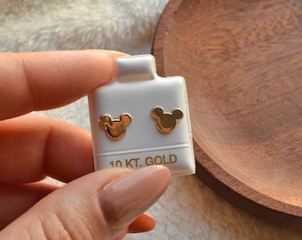 Pendientes pequeños y delicados de oro macizo de 10k con diseño de Mickey Mouse y Minnie Mouse. Joyería minimalista para piercing. Un regalo ideal.