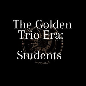 Könnte beinhalten: Schwarzweißes Grafikdesign mit einem Sonnen- und Mondbild. Der Text lautet "The Golden Trio Era: Students" mit den Worten "Handmade" darunter.